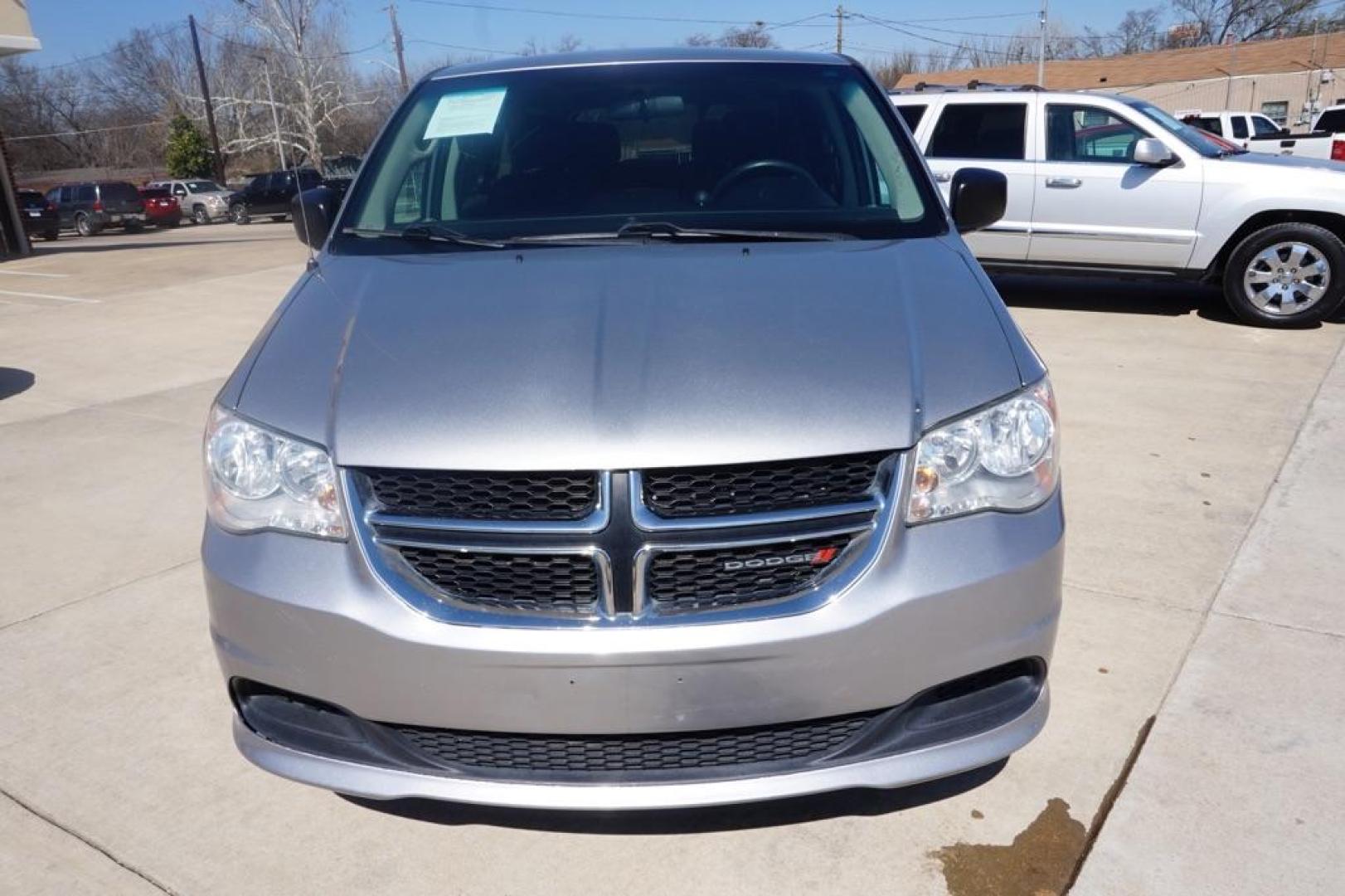 2015 SILVER DODGE GRAND CARAVAN SE (2C4RDGBG6FR) with an 3.6L engine, Automatic transmission, located at 4415 NE 28th St, Haltom City, TX, 76117, (817) 222-9334, 32.795322, -97.280937 - Photo#2