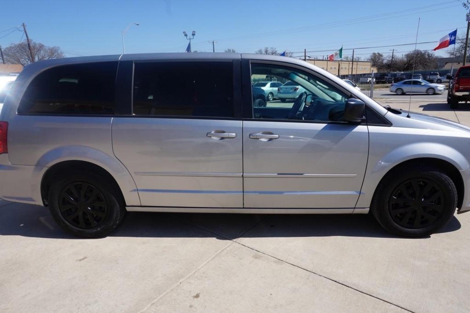 2015 SILVER DODGE GRAND CARAVAN SE (2C4RDGBG6FR) with an 3.6L engine, Automatic transmission, located at 4415 NE 28th St, Haltom City, TX, 76117, (817) 222-9334, 32.795322, -97.280937 - Photo#3