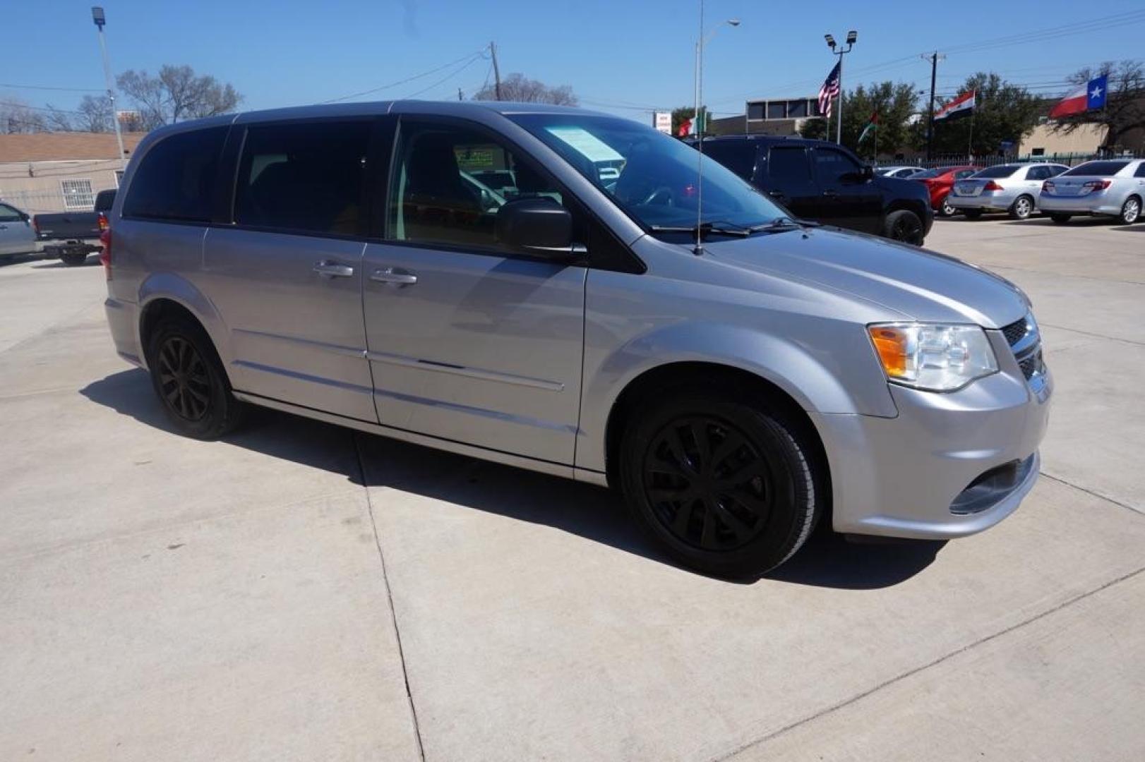 2015 SILVER DODGE GRAND CARAVAN SE (2C4RDGBG6FR) with an 3.6L engine, Automatic transmission, located at 4415 NE 28th St, Haltom City, TX, 76117, (817) 222-9334, 32.795322, -97.280937 - Photo#4