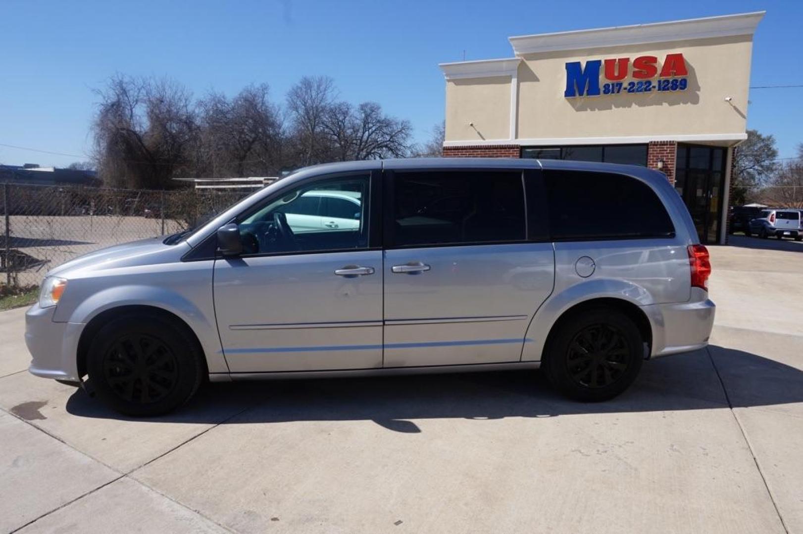 2015 SILVER DODGE GRAND CARAVAN SE (2C4RDGBG6FR) with an 3.6L engine, Automatic transmission, located at 4415 NE 28th St, Haltom City, TX, 76117, (817) 222-9334, 32.795322, -97.280937 - Photo#5