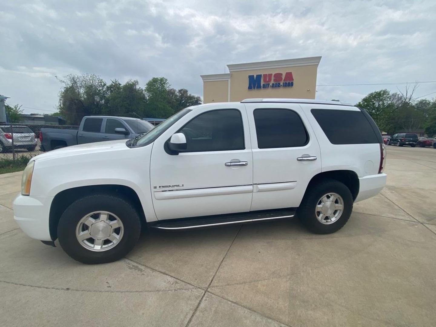 2007 WHITE GMC YUKON DENALI (1GKFK63887J) with an 6.2L engine, Automatic transmission, located at 4415 NE 28th St, Haltom City, TX, 76117, (817) 222-9334, 32.795322, -97.280937 - Photo#0