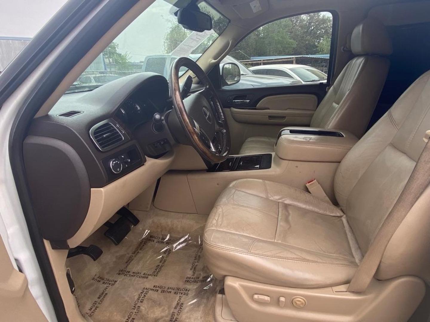 2007 WHITE GMC YUKON DENALI (1GKFK63887J) with an 6.2L engine, Automatic transmission, located at 4415 NE 28th St, Haltom City, TX, 76117, (817) 222-9334, 32.795322, -97.280937 - Photo#10