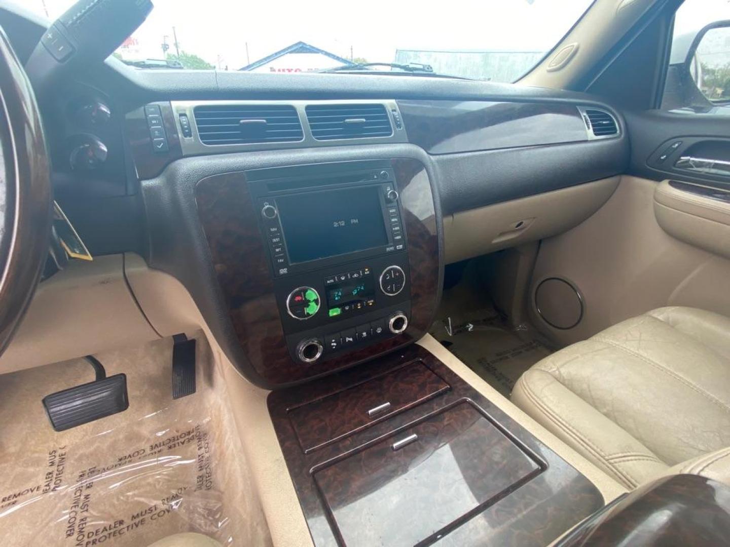 2007 WHITE GMC YUKON DENALI (1GKFK63887J) with an 6.2L engine, Automatic transmission, located at 4415 NE 28th St, Haltom City, TX, 76117, (817) 222-9334, 32.795322, -97.280937 - Photo#11