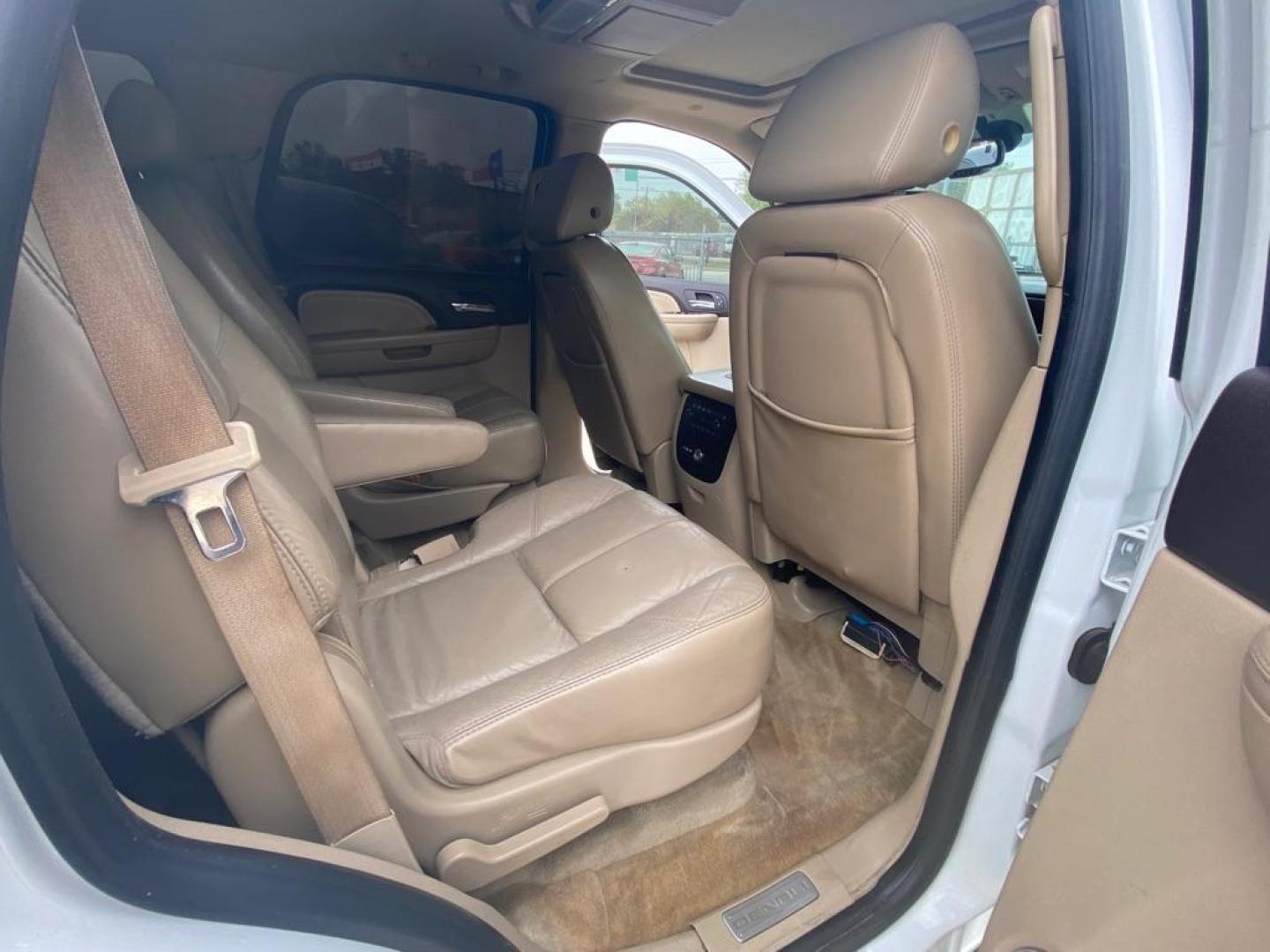 2007 WHITE GMC YUKON DENALI (1GKFK63887J) with an 6.2L engine, Automatic transmission, located at 4415 NE 28th St, Haltom City, TX, 76117, (817) 222-9334, 32.795322, -97.280937 - Photo#14