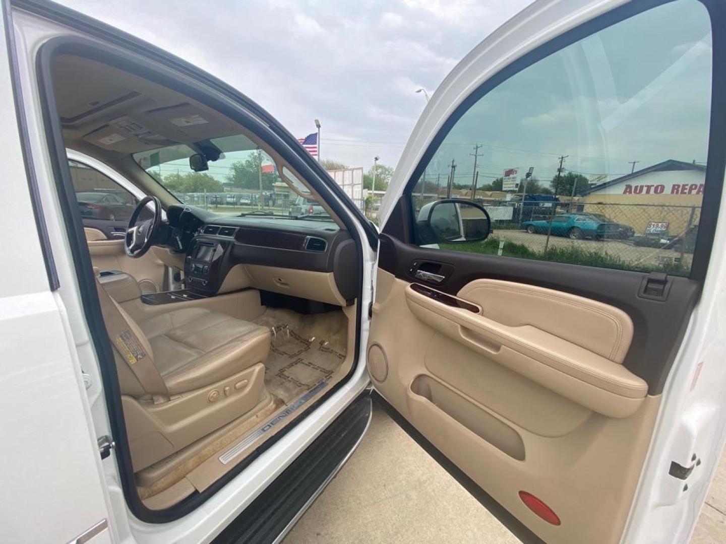 2007 WHITE GMC YUKON DENALI (1GKFK63887J) with an 6.2L engine, Automatic transmission, located at 4415 NE 28th St, Haltom City, TX, 76117, (817) 222-9334, 32.795322, -97.280937 - Photo#16