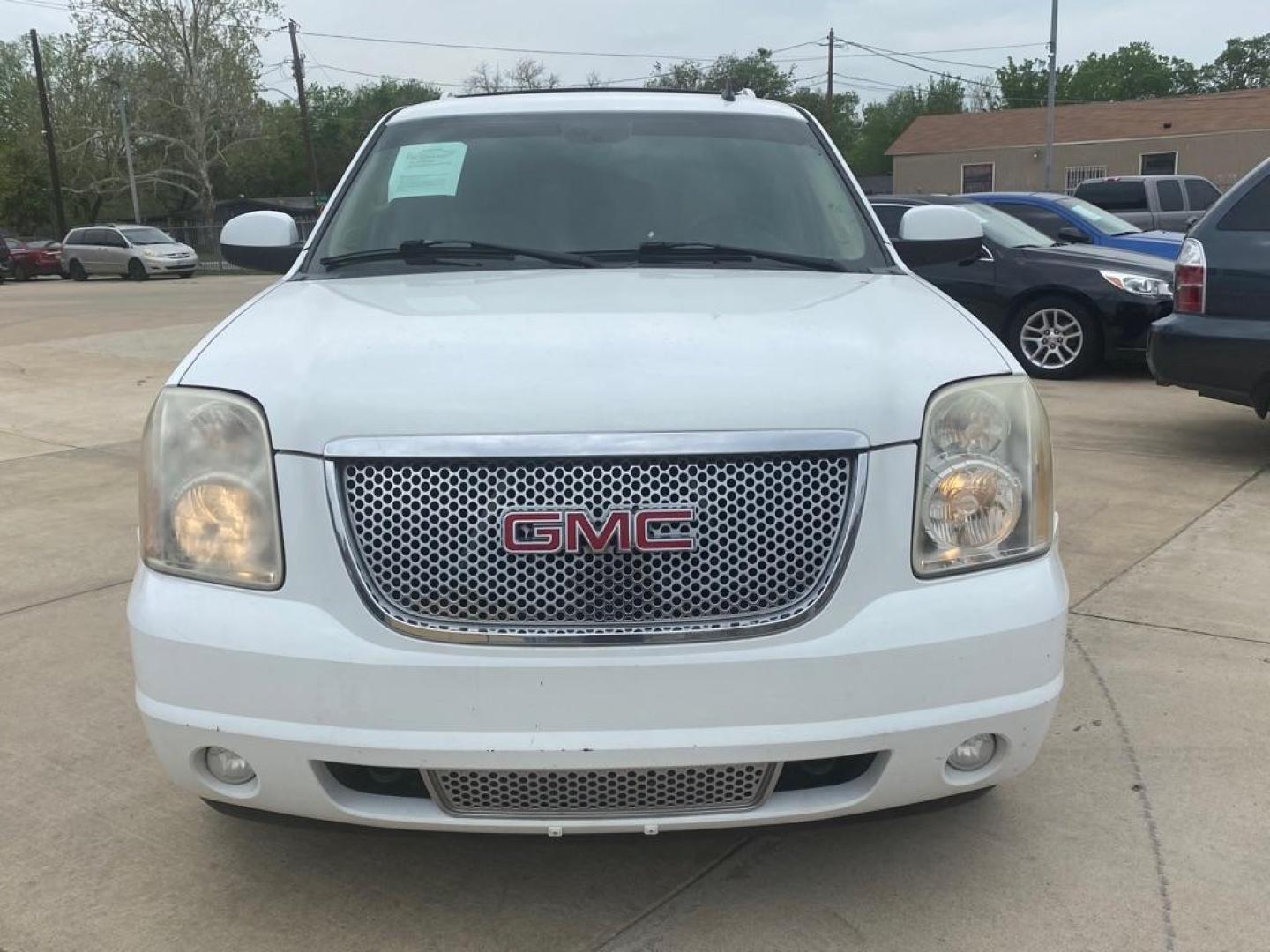 2007 WHITE GMC YUKON DENALI (1GKFK63887J) with an 6.2L engine, Automatic transmission, located at 4415 NE 28th St, Haltom City, TX, 76117, (817) 222-9334, 32.795322, -97.280937 - Photo#1