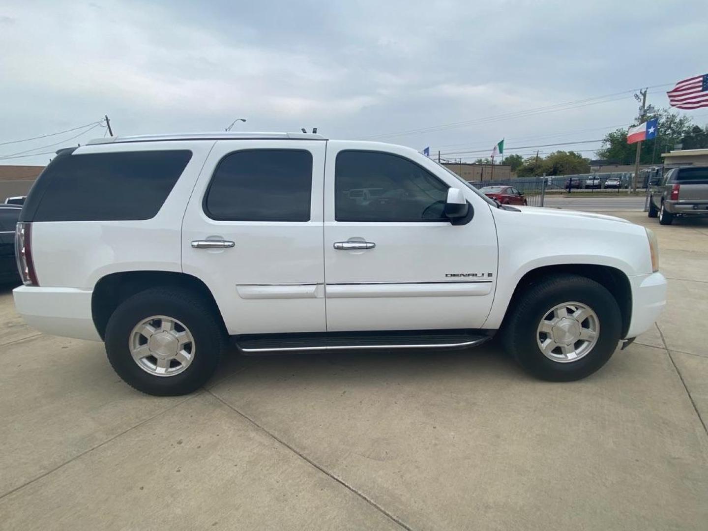 2007 WHITE GMC YUKON DENALI (1GKFK63887J) with an 6.2L engine, Automatic transmission, located at 4415 NE 28th St, Haltom City, TX, 76117, (817) 222-9334, 32.795322, -97.280937 - Photo#2