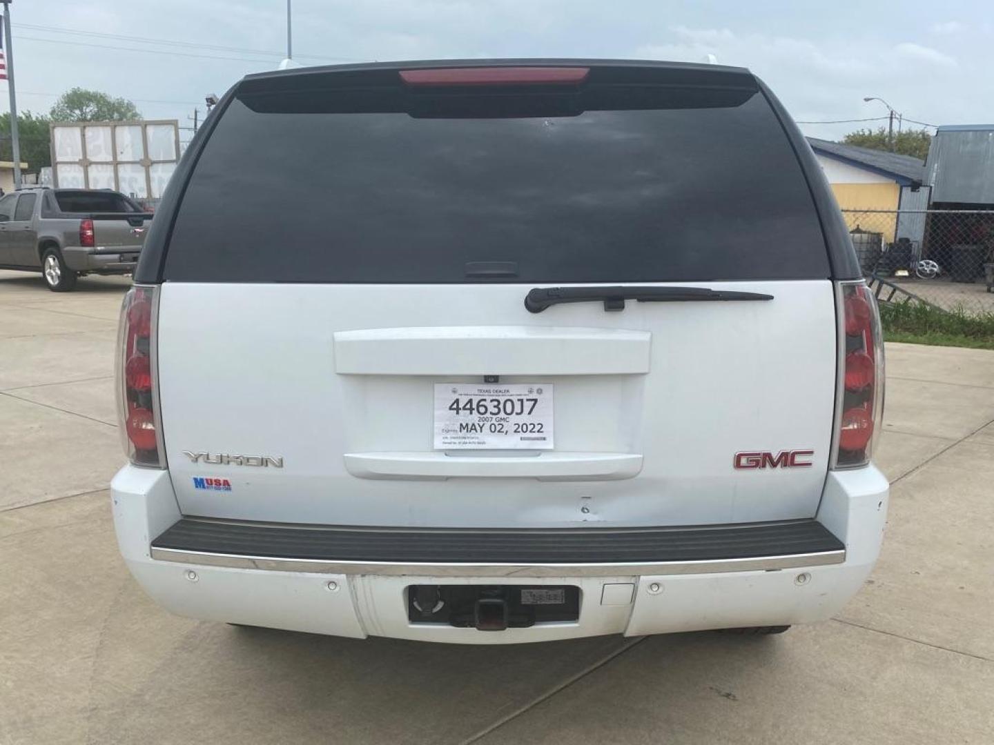 2007 WHITE GMC YUKON DENALI (1GKFK63887J) with an 6.2L engine, Automatic transmission, located at 4415 NE 28th St, Haltom City, TX, 76117, (817) 222-9334, 32.795322, -97.280937 - Photo#3