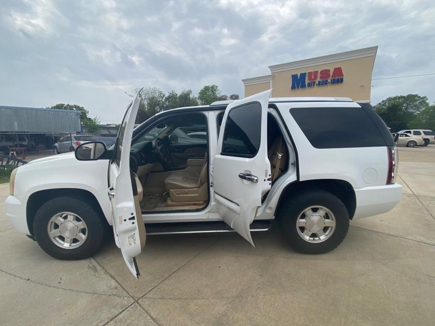 2007 WHITE GMC YUKON DENALI (1GKFK63887J) with an 6.2L engine, Automatic transmission, located at 4415 NE 28th St, Haltom City, TX, 76117, (817) 222-9334, 32.795322, -97.280937 - Photo#4