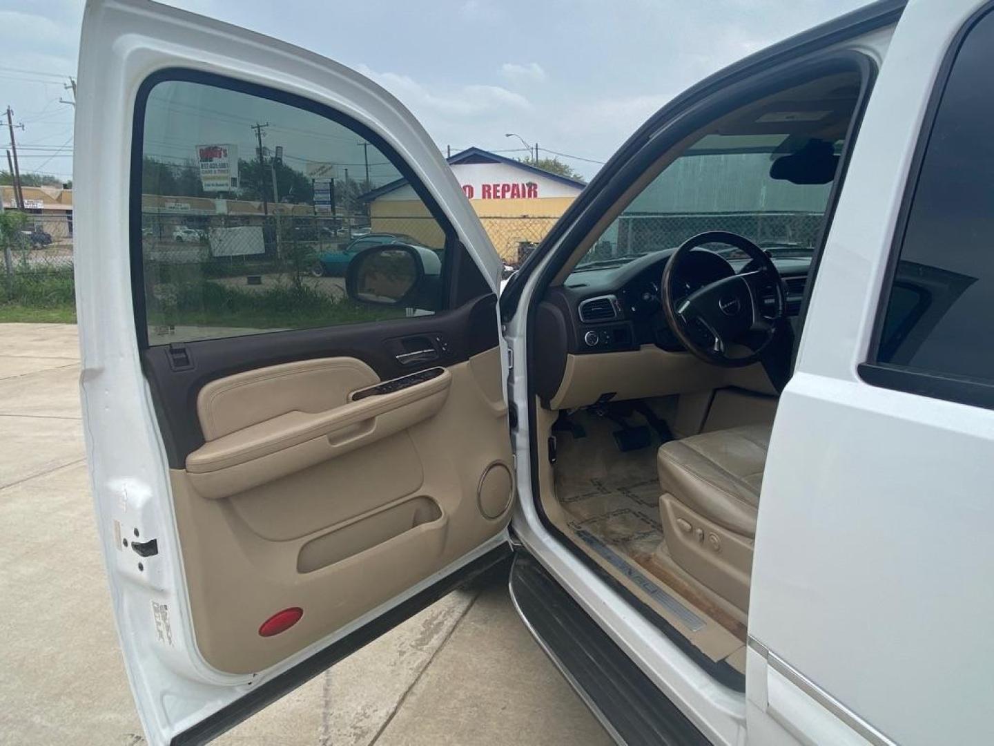 2007 WHITE GMC YUKON DENALI (1GKFK63887J) with an 6.2L engine, Automatic transmission, located at 4415 NE 28th St, Haltom City, TX, 76117, (817) 222-9334, 32.795322, -97.280937 - Photo#5