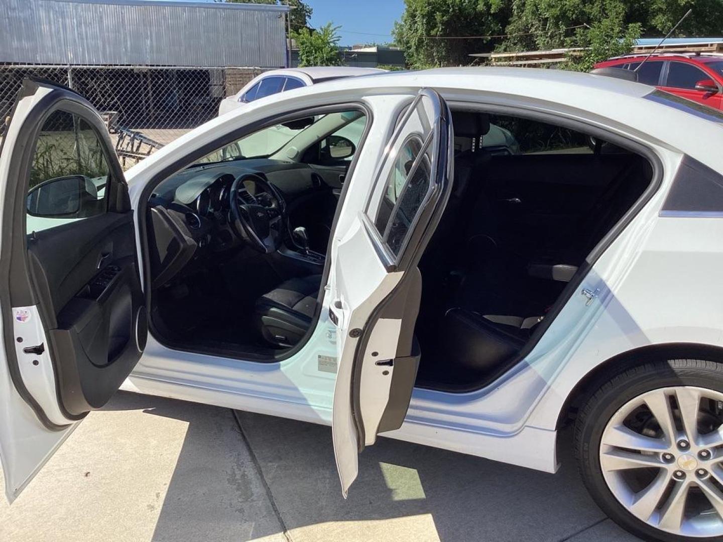 2015 WHITE CHEVROLET CRUZE LTZ (1G1PG5SB1F7) with an 1.4L engine, Automatic transmission, located at 4415 NE 28th St, Haltom City, TX, 76117, (817) 222-9334, 32.795322, -97.280937 - Photo#4