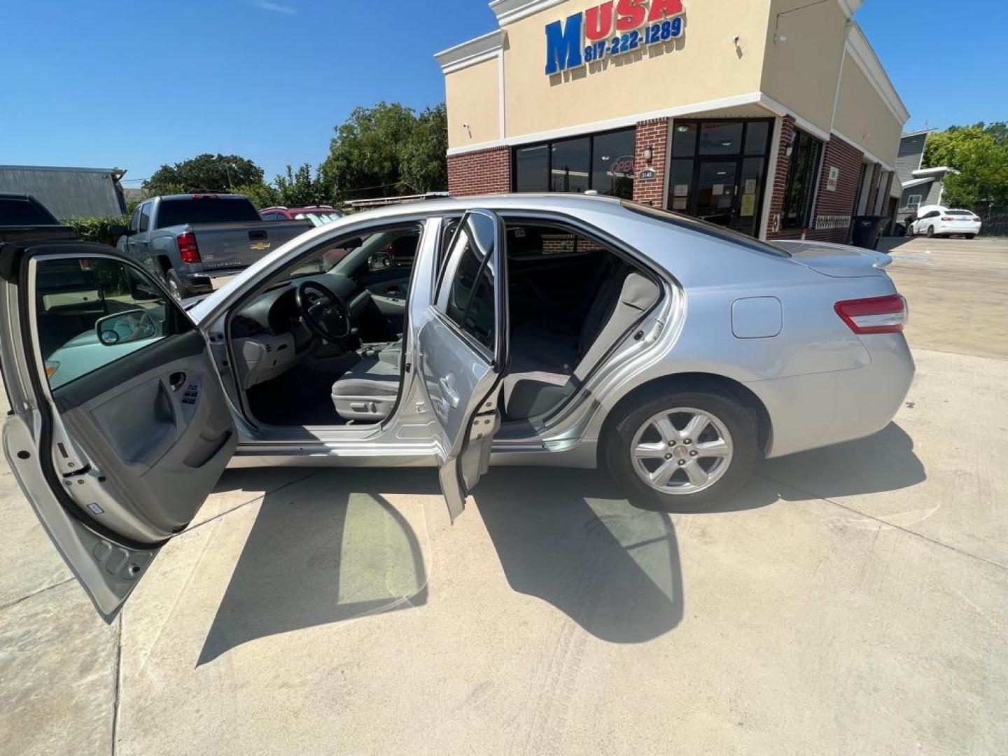 2010 SILVER TOYOTA CAMRY BASE (4T4BF3EK3AR) with an 2.5L engine, Automatic transmission, located at 4415 NE 28th St, Haltom City, TX, 76117, (817) 222-9334, 32.795322, -97.280937 - Photo#7