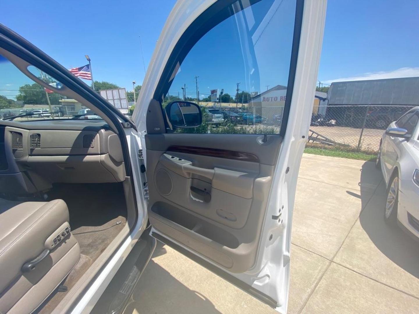 2002 WHITE DODGE RAM 1500 392 raicho (1D7HU18Z92S) with an 5.9L engine, Automatic transmission, located at 4415 NE 28th St, Haltom City, TX, 76117, (817) 222-9334, 32.795322, -97.280937 - Photo#17