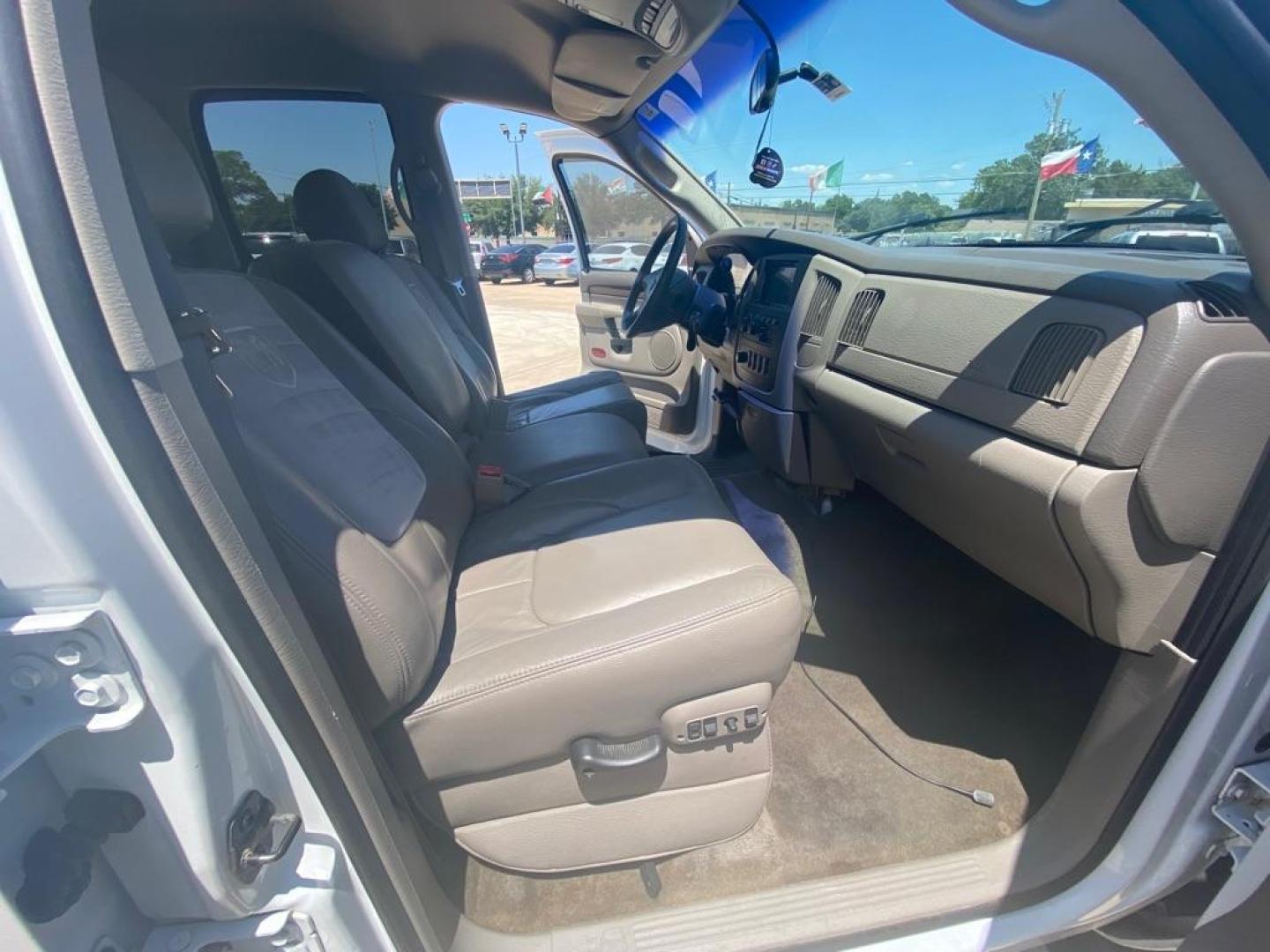 2002 WHITE DODGE RAM 1500 392 raicho (1D7HU18Z92S) with an 5.9L engine, Automatic transmission, located at 4415 NE 28th St, Haltom City, TX, 76117, (817) 222-9334, 32.795322, -97.280937 - Photo#19