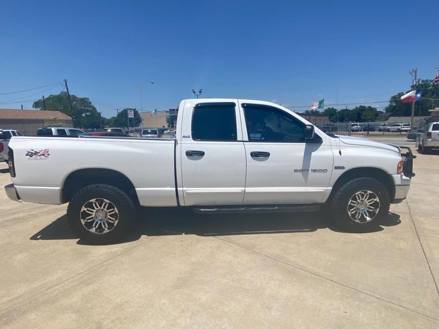 2002 WHITE DODGE RAM 1500 392 raicho (1D7HU18Z92S) with an 5.9L engine, Automatic transmission, located at 4415 NE 28th St, Haltom City, TX, 76117, (817) 222-9334, 32.795322, -97.280937 - Photo#4