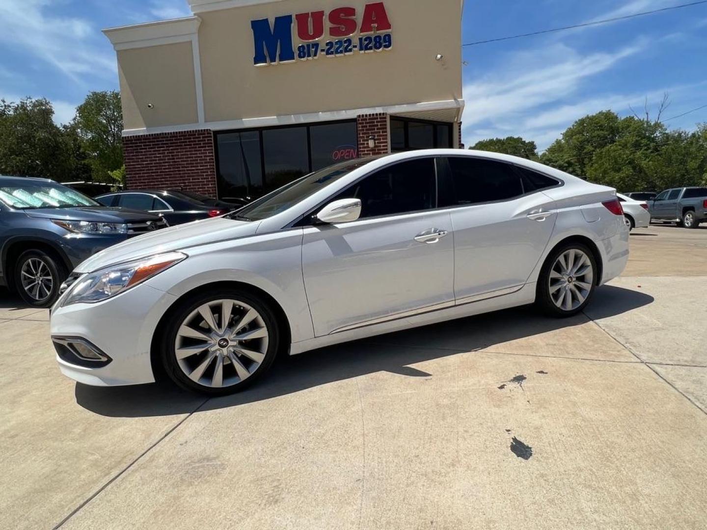 2015 WHITE HYUNDAI AZERA LIMITED (KMHFH4JG6FA) with an 3.3L engine, Automatic transmission, located at 4415 NE 28th St, Haltom City, TX, 76117, (817) 222-9334, 32.795322, -97.280937 - Photo#0