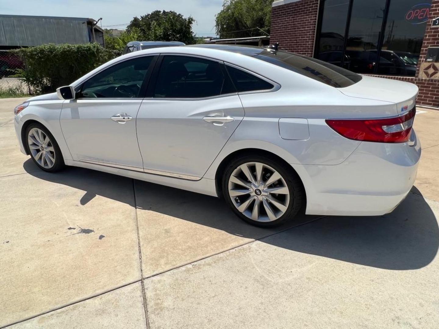 2015 WHITE HYUNDAI AZERA LIMITED (KMHFH4JG6FA) with an 3.3L engine, Automatic transmission, located at 4415 NE 28th St, Haltom City, TX, 76117, (817) 222-9334, 32.795322, -97.280937 - Photo#9