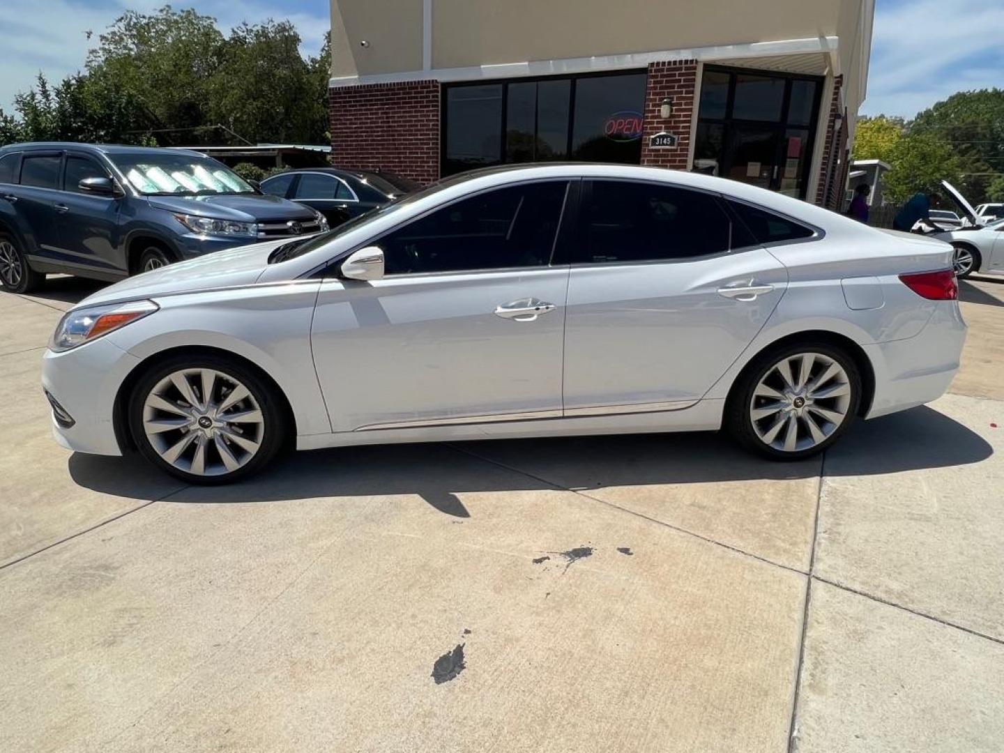 2015 WHITE HYUNDAI AZERA LIMITED (KMHFH4JG6FA) with an 3.3L engine, Automatic transmission, located at 4415 NE 28th St, Haltom City, TX, 76117, (817) 222-9334, 32.795322, -97.280937 - Photo#1