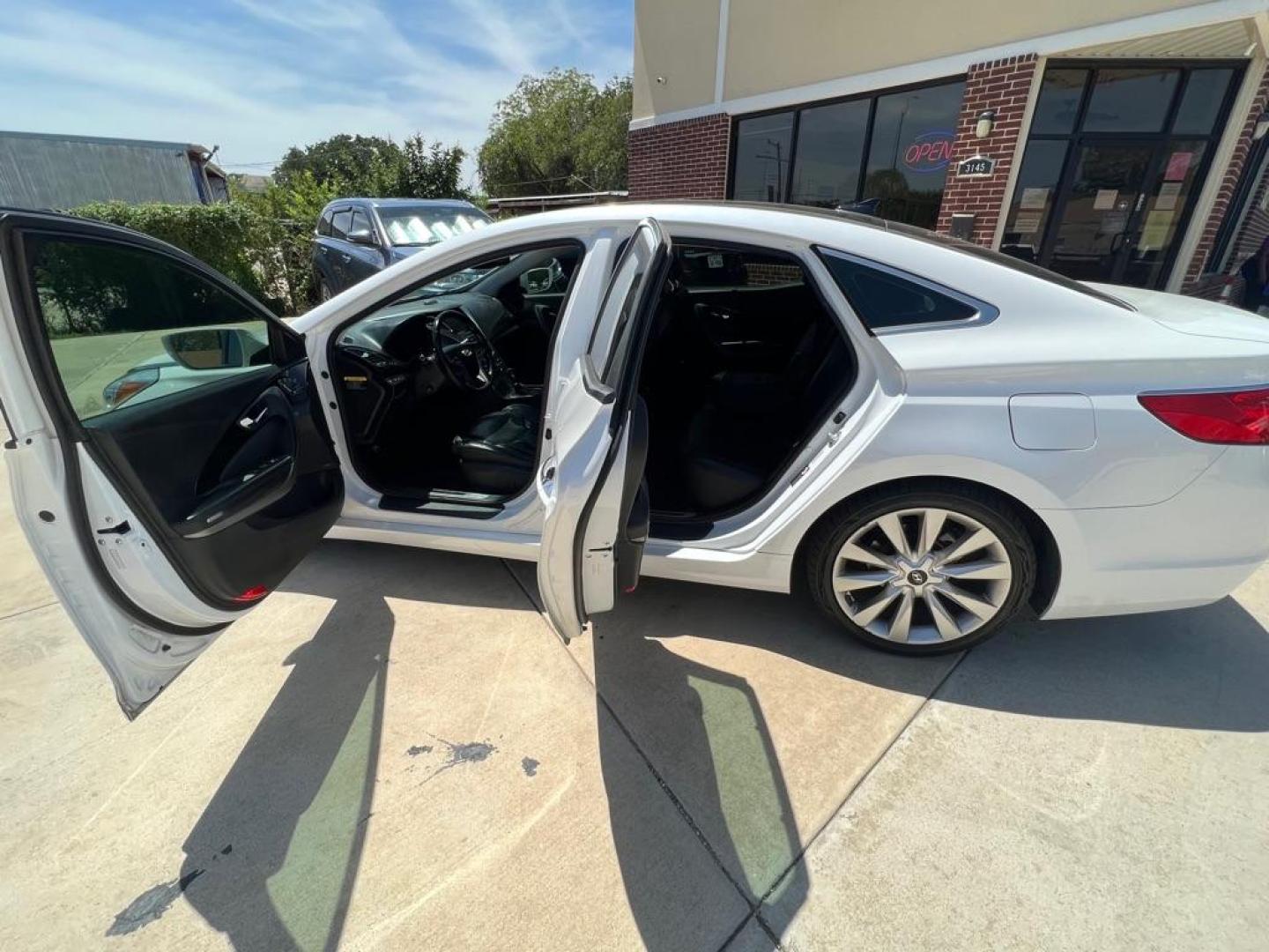 2015 WHITE HYUNDAI AZERA LIMITED (KMHFH4JG6FA) with an 3.3L engine, Automatic transmission, located at 4415 NE 28th St, Haltom City, TX, 76117, (817) 222-9334, 32.795322, -97.280937 - Photo#24