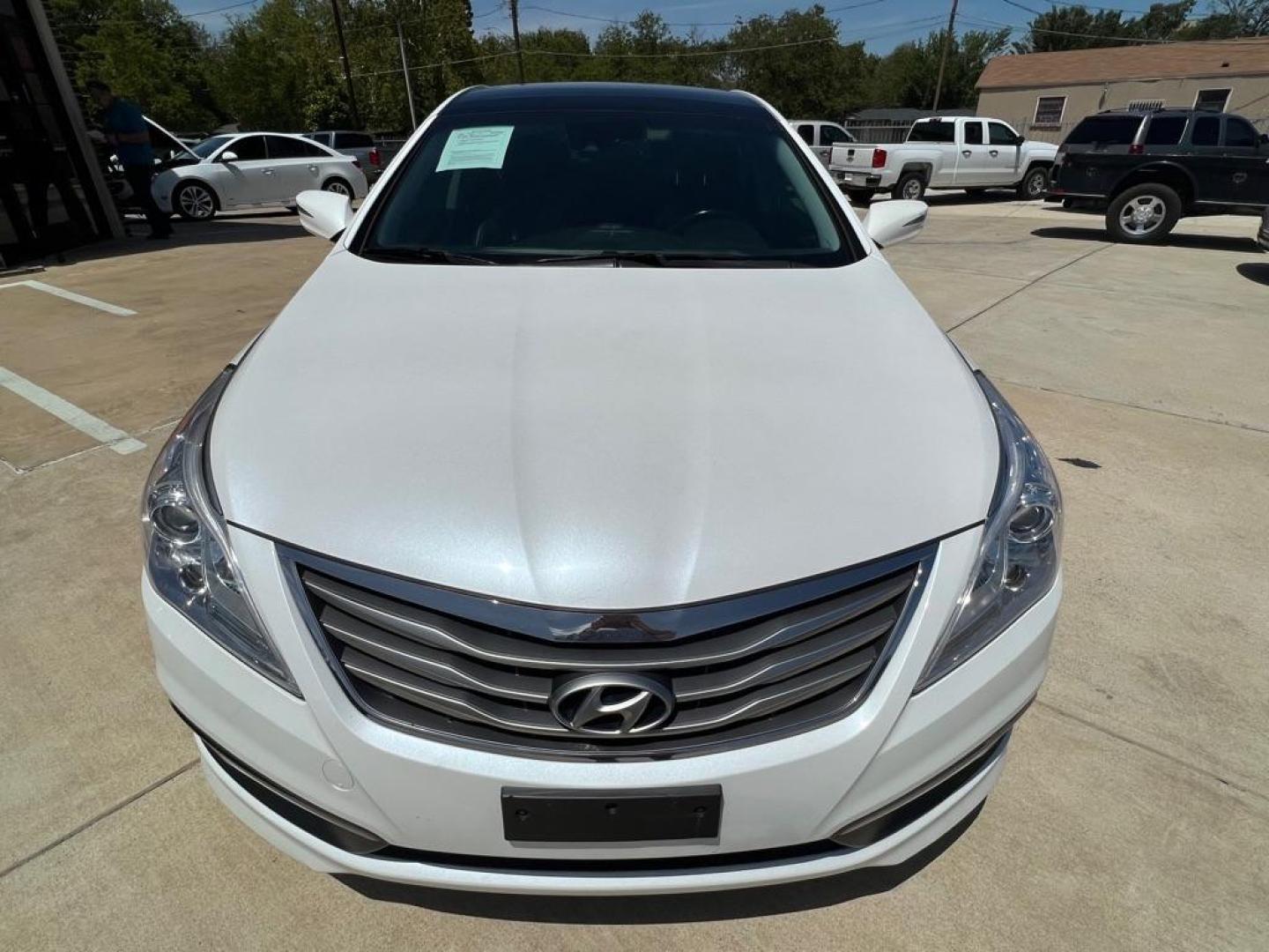 2015 WHITE HYUNDAI AZERA LIMITED (KMHFH4JG6FA) with an 3.3L engine, Automatic transmission, located at 4415 NE 28th St, Haltom City, TX, 76117, (817) 222-9334, 32.795322, -97.280937 - Photo#2