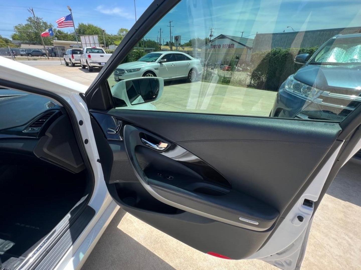 2015 WHITE HYUNDAI AZERA LIMITED (KMHFH4JG6FA) with an 3.3L engine, Automatic transmission, located at 4415 NE 28th St, Haltom City, TX, 76117, (817) 222-9334, 32.795322, -97.280937 - Photo#30