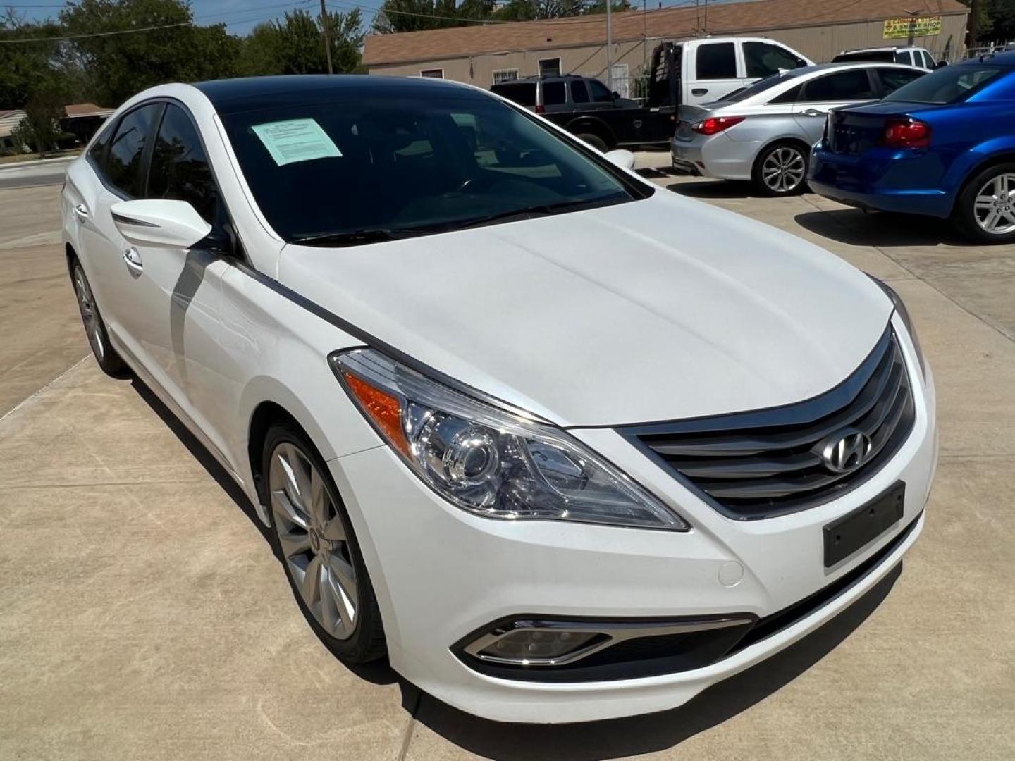 2015 WHITE HYUNDAI AZERA LIMITED (KMHFH4JG6FA) with an 3.3L engine, Automatic transmission, located at 4415 NE 28th St, Haltom City, TX, 76117, (817) 222-9334, 32.795322, -97.280937 - Photo#3