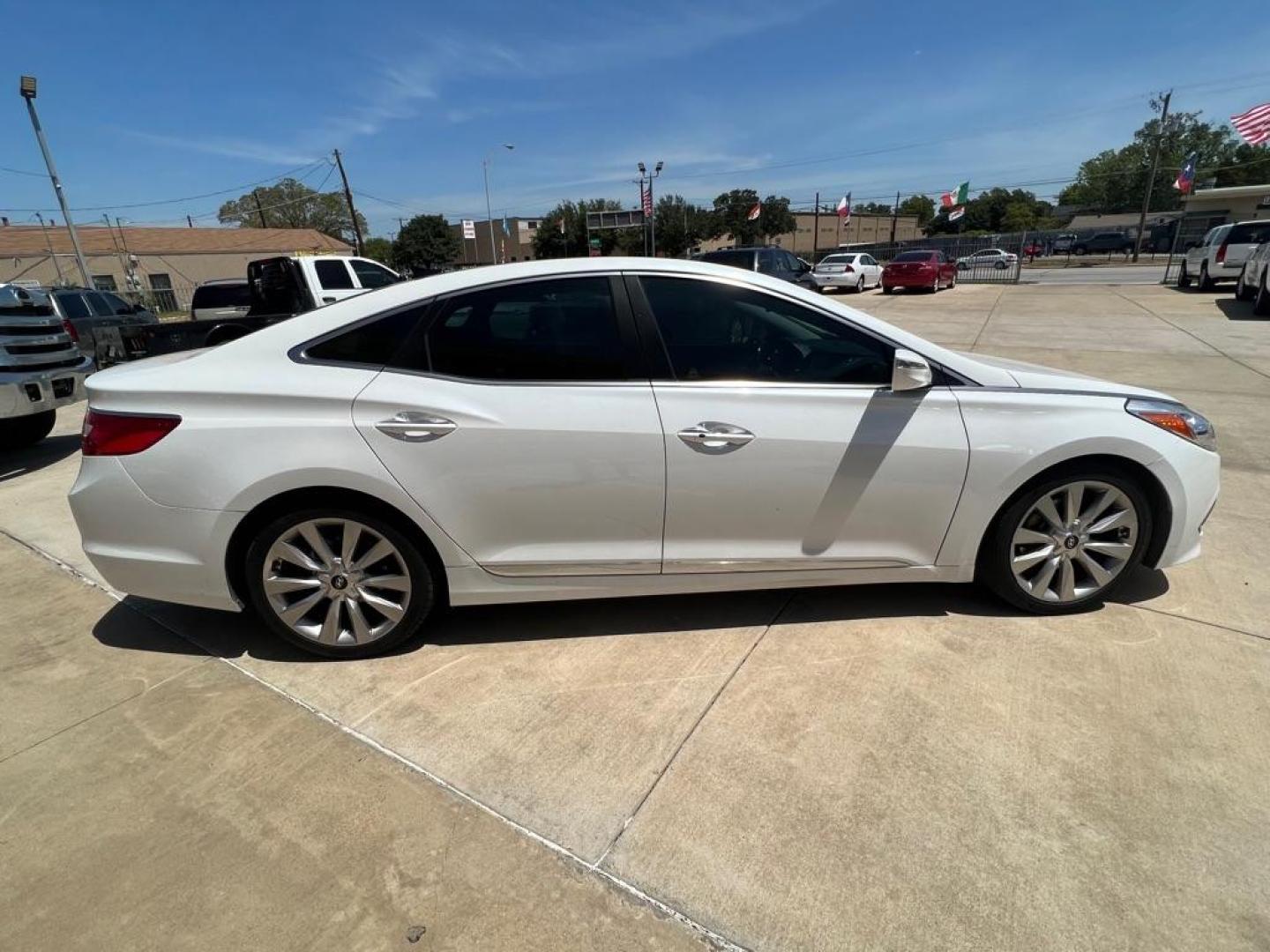 2015 WHITE HYUNDAI AZERA LIMITED (KMHFH4JG6FA) with an 3.3L engine, Automatic transmission, located at 4415 NE 28th St, Haltom City, TX, 76117, (817) 222-9334, 32.795322, -97.280937 - Photo#4