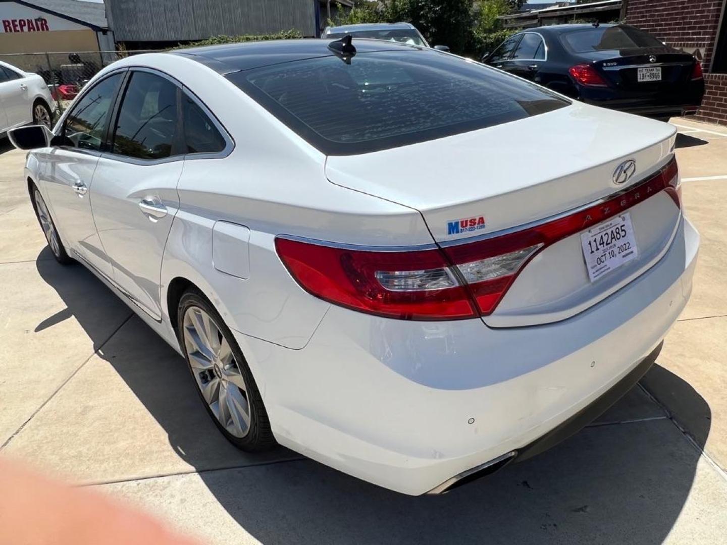 2015 WHITE HYUNDAI AZERA LIMITED (KMHFH4JG6FA) with an 3.3L engine, Automatic transmission, located at 4415 NE 28th St, Haltom City, TX, 76117, (817) 222-9334, 32.795322, -97.280937 - Photo#5