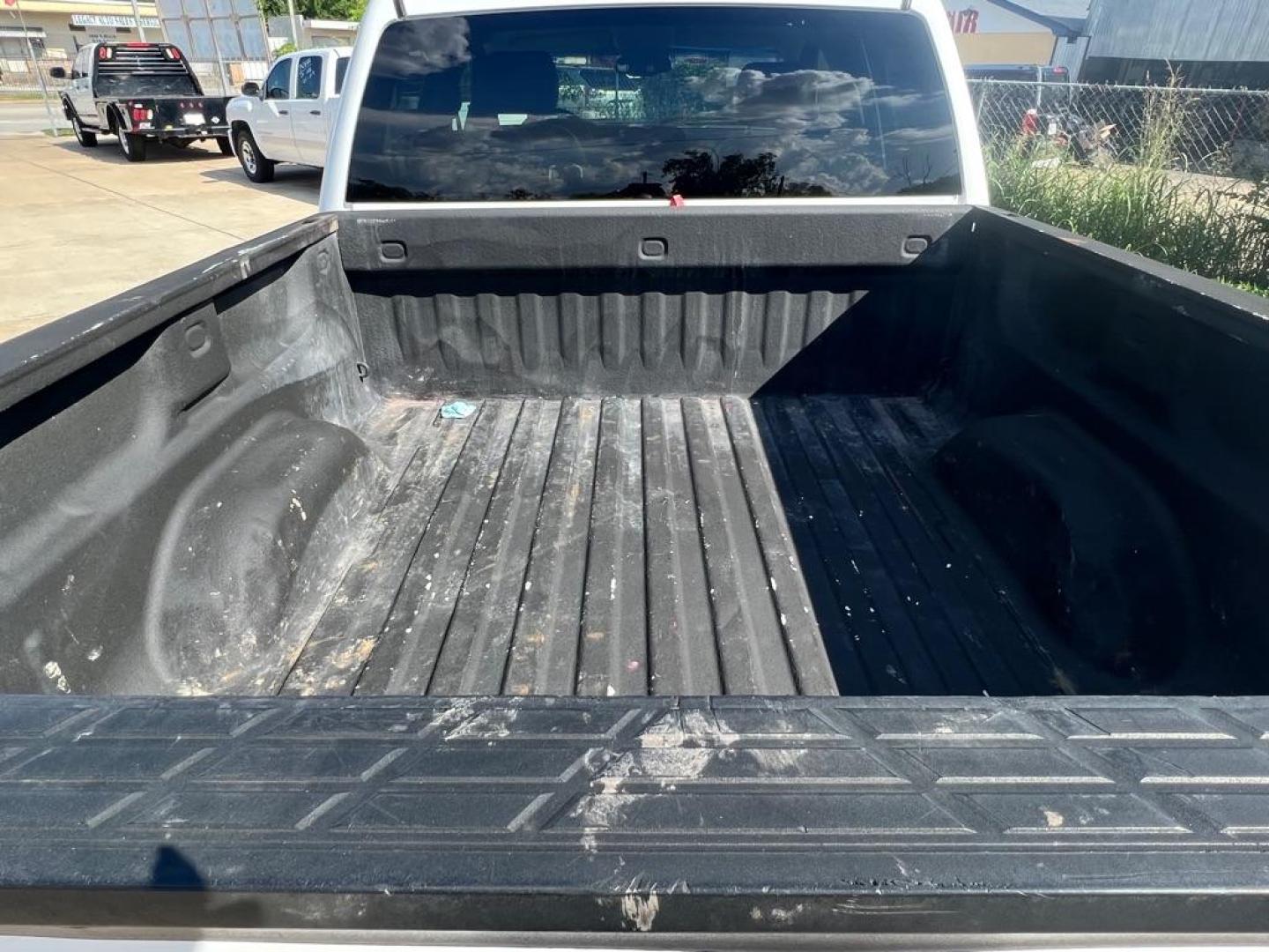 2012 WHITE CHEVROLET SILVERADO 1500 LT (3GCPKSE75CG) with an 5.3L engine, Automatic transmission, located at 4415 NE 28th St, Haltom City, TX, 76117, (817) 222-9334, 32.795322, -97.280937 - Photo#9