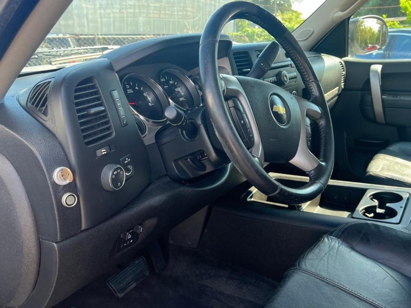 2012 WHITE CHEVROLET SILVERADO 1500 LT (3GCPKSE75CG) with an 5.3L engine, Automatic transmission, located at 4415 NE 28th St, Haltom City, TX, 76117, (817) 222-9334, 32.795322, -97.280937 - Photo#12