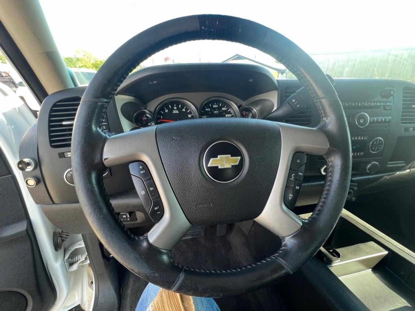 2012 WHITE CHEVROLET SILVERADO 1500 LT (3GCPKSE75CG) with an 5.3L engine, Automatic transmission, located at 4415 NE 28th St, Haltom City, TX, 76117, (817) 222-9334, 32.795322, -97.280937 - Photo#17