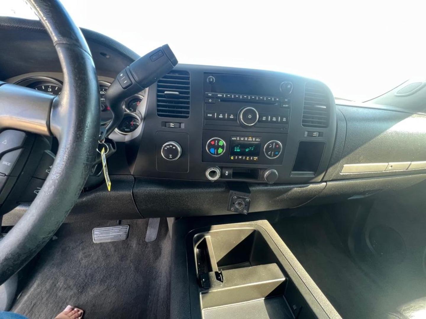 2012 WHITE CHEVROLET SILVERADO 1500 LT (3GCPKSE75CG) with an 5.3L engine, Automatic transmission, located at 4415 NE 28th St, Haltom City, TX, 76117, (817) 222-9334, 32.795322, -97.280937 - Photo#18