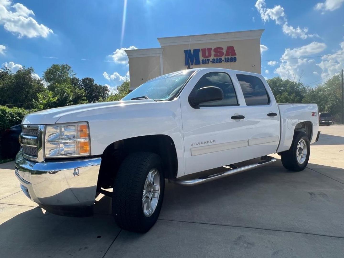 2012 WHITE CHEVROLET SILVERADO 1500 LT (3GCPKSE75CG) with an 5.3L engine, Automatic transmission, located at 4415 NE 28th St, Haltom City, TX, 76117, (817) 222-9334, 32.795322, -97.280937 - Photo#1