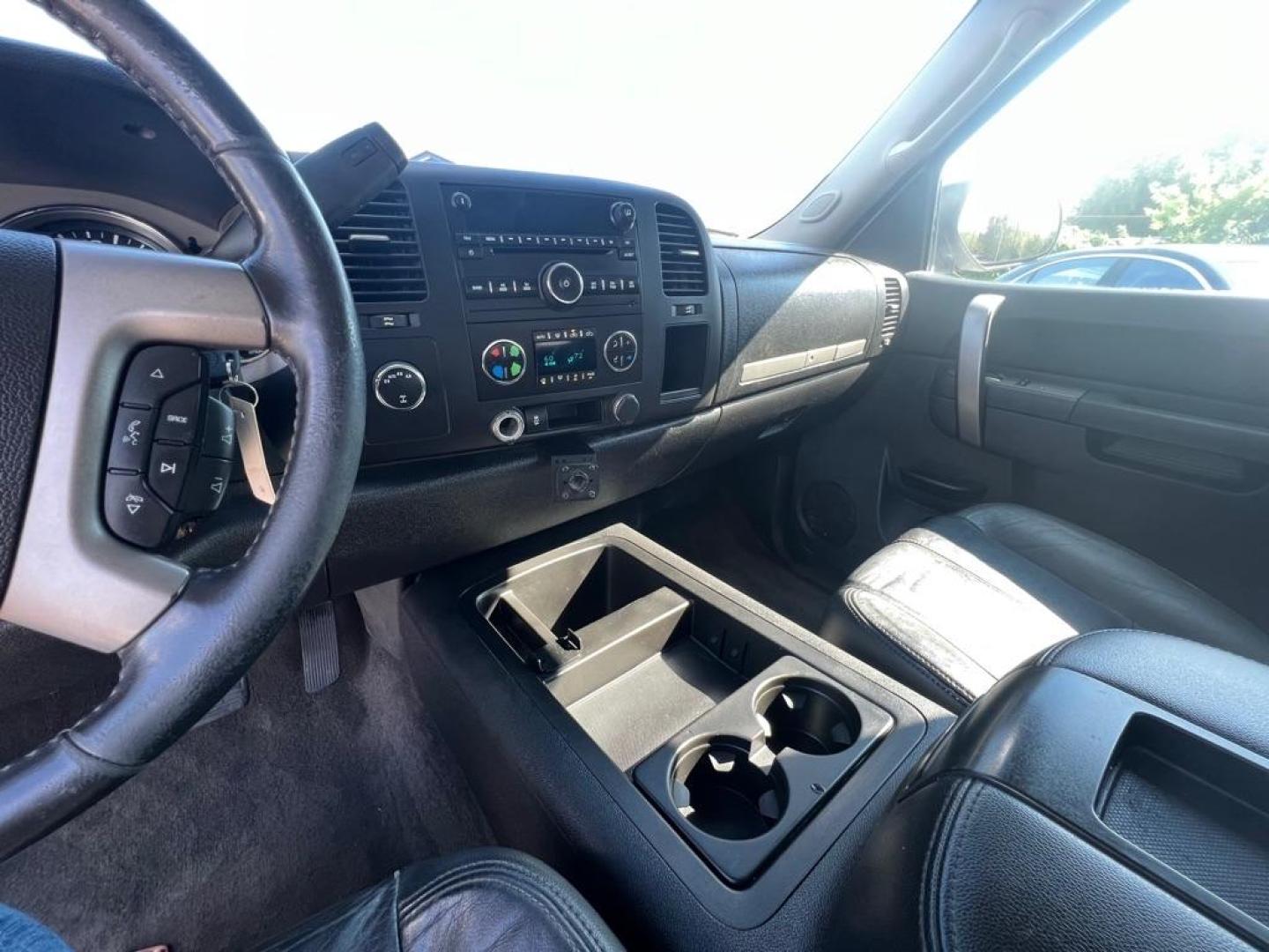 2012 WHITE CHEVROLET SILVERADO 1500 LT (3GCPKSE75CG) with an 5.3L engine, Automatic transmission, located at 4415 NE 28th St, Haltom City, TX, 76117, (817) 222-9334, 32.795322, -97.280937 - Photo#19