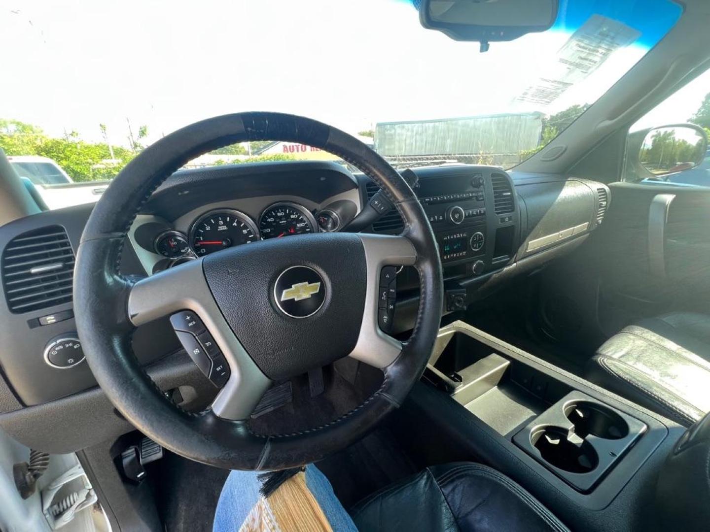 2012 WHITE CHEVROLET SILVERADO 1500 LT (3GCPKSE75CG) with an 5.3L engine, Automatic transmission, located at 4415 NE 28th St, Haltom City, TX, 76117, (817) 222-9334, 32.795322, -97.280937 - Photo#20