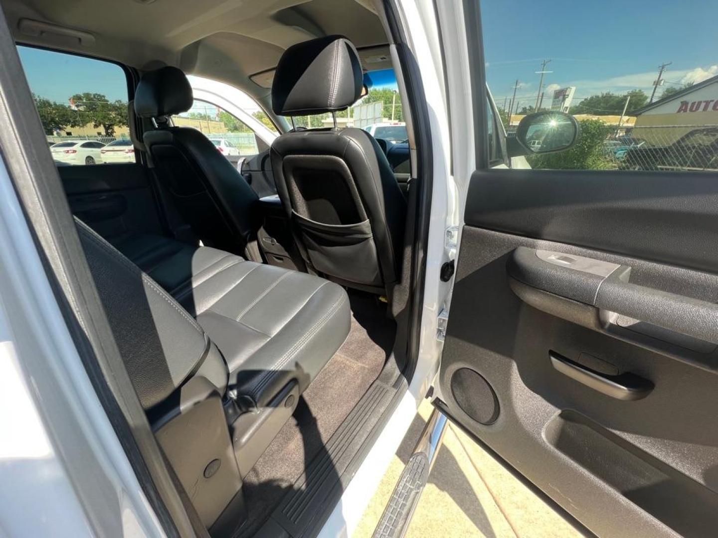 2012 WHITE CHEVROLET SILVERADO 1500 LT (3GCPKSE75CG) with an 5.3L engine, Automatic transmission, located at 4415 NE 28th St, Haltom City, TX, 76117, (817) 222-9334, 32.795322, -97.280937 - Photo#21