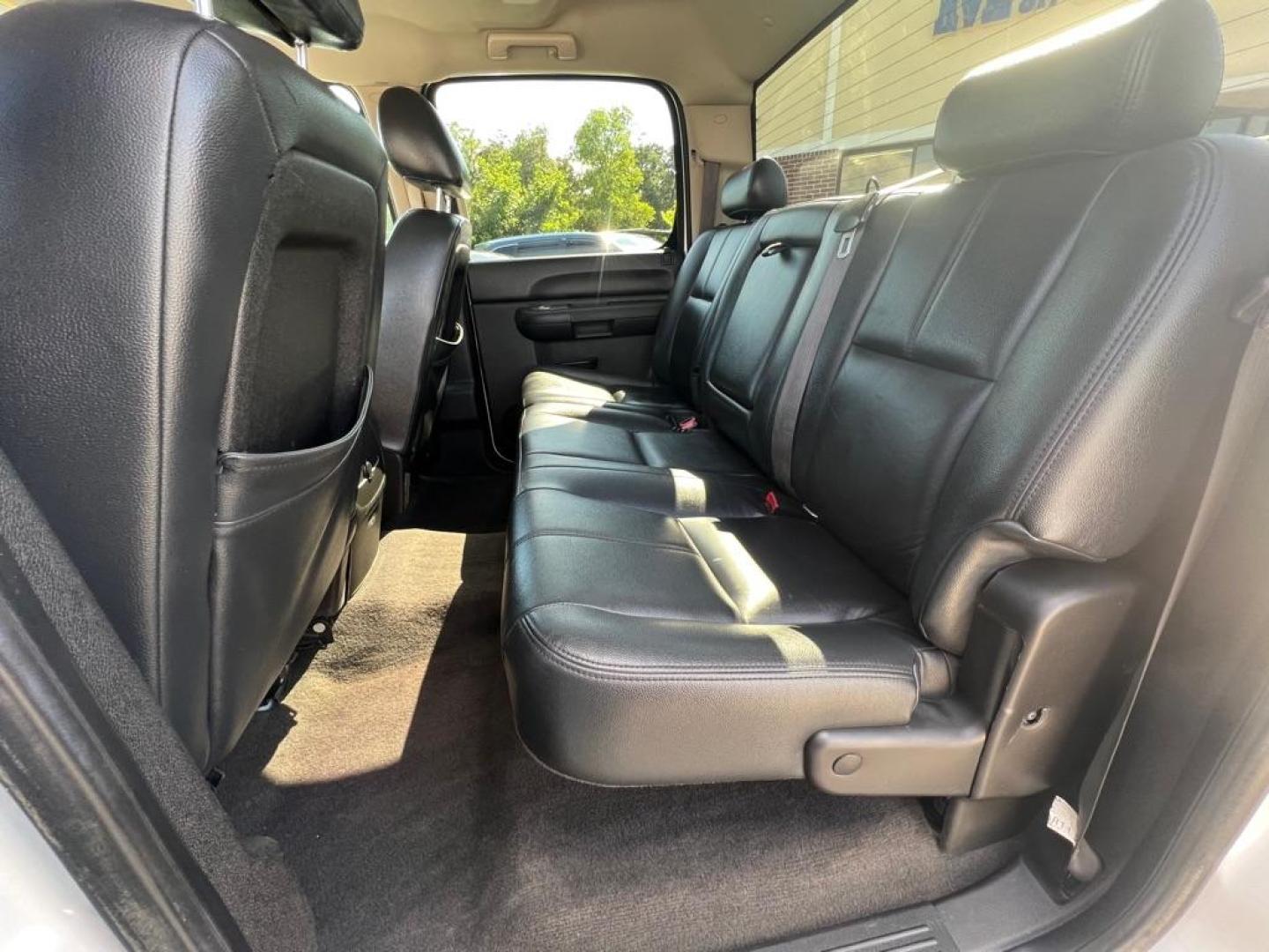 2012 WHITE CHEVROLET SILVERADO 1500 LT (3GCPKSE75CG) with an 5.3L engine, Automatic transmission, located at 4415 NE 28th St, Haltom City, TX, 76117, (817) 222-9334, 32.795322, -97.280937 - Photo#22