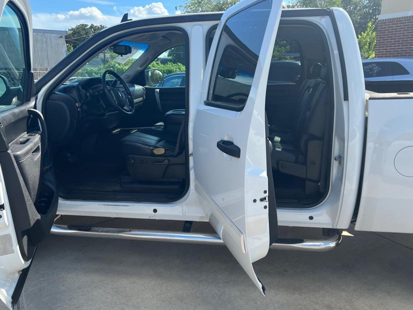 2012 WHITE CHEVROLET SILVERADO 1500 LT (3GCPKSE75CG) with an 5.3L engine, Automatic transmission, located at 4415 NE 28th St, Haltom City, TX, 76117, (817) 222-9334, 32.795322, -97.280937 - Photo#24