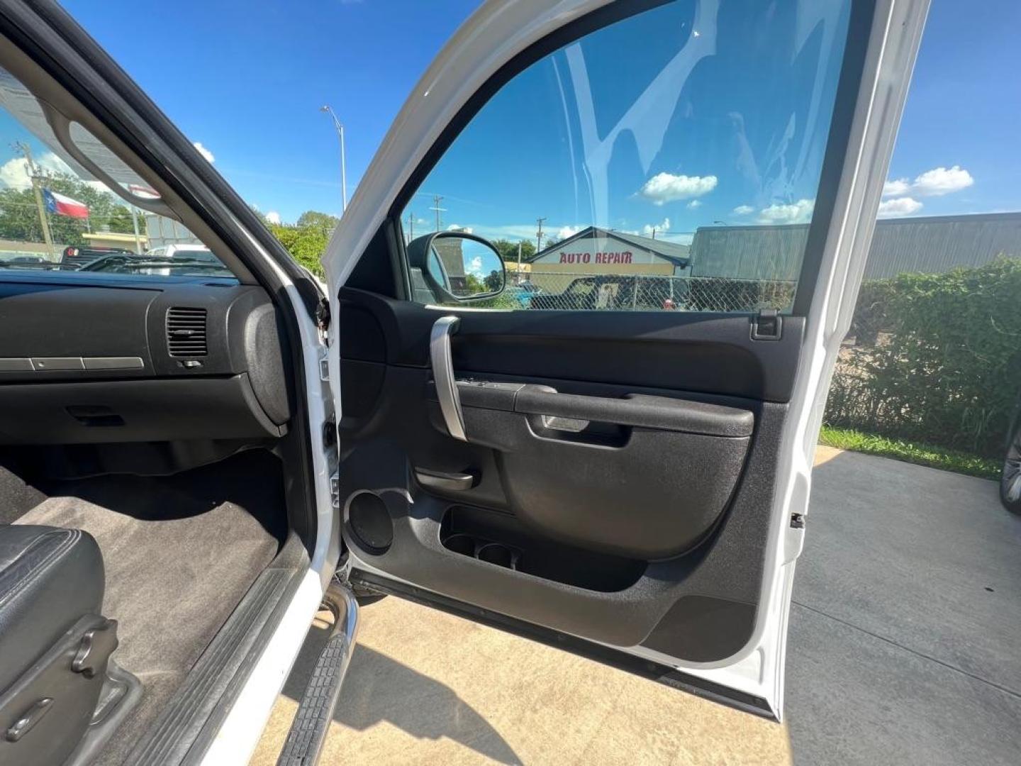 2012 WHITE CHEVROLET SILVERADO 1500 LT (3GCPKSE75CG) with an 5.3L engine, Automatic transmission, located at 4415 NE 28th St, Haltom City, TX, 76117, (817) 222-9334, 32.795322, -97.280937 - Photo#26