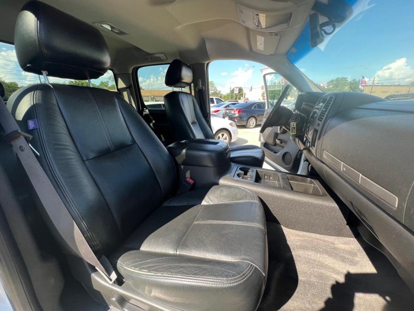 2012 WHITE CHEVROLET SILVERADO 1500 LT (3GCPKSE75CG) with an 5.3L engine, Automatic transmission, located at 4415 NE 28th St, Haltom City, TX, 76117, (817) 222-9334, 32.795322, -97.280937 - Photo#27