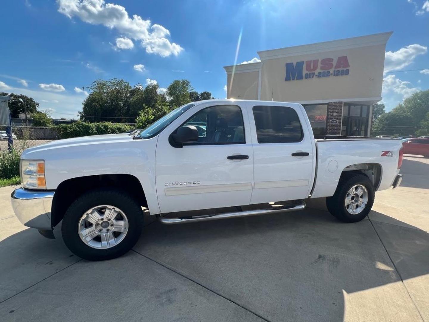 2012 WHITE CHEVROLET SILVERADO 1500 LT (3GCPKSE75CG) with an 5.3L engine, Automatic transmission, located at 4415 NE 28th St, Haltom City, TX, 76117, (817) 222-9334, 32.795322, -97.280937 - Photo#2