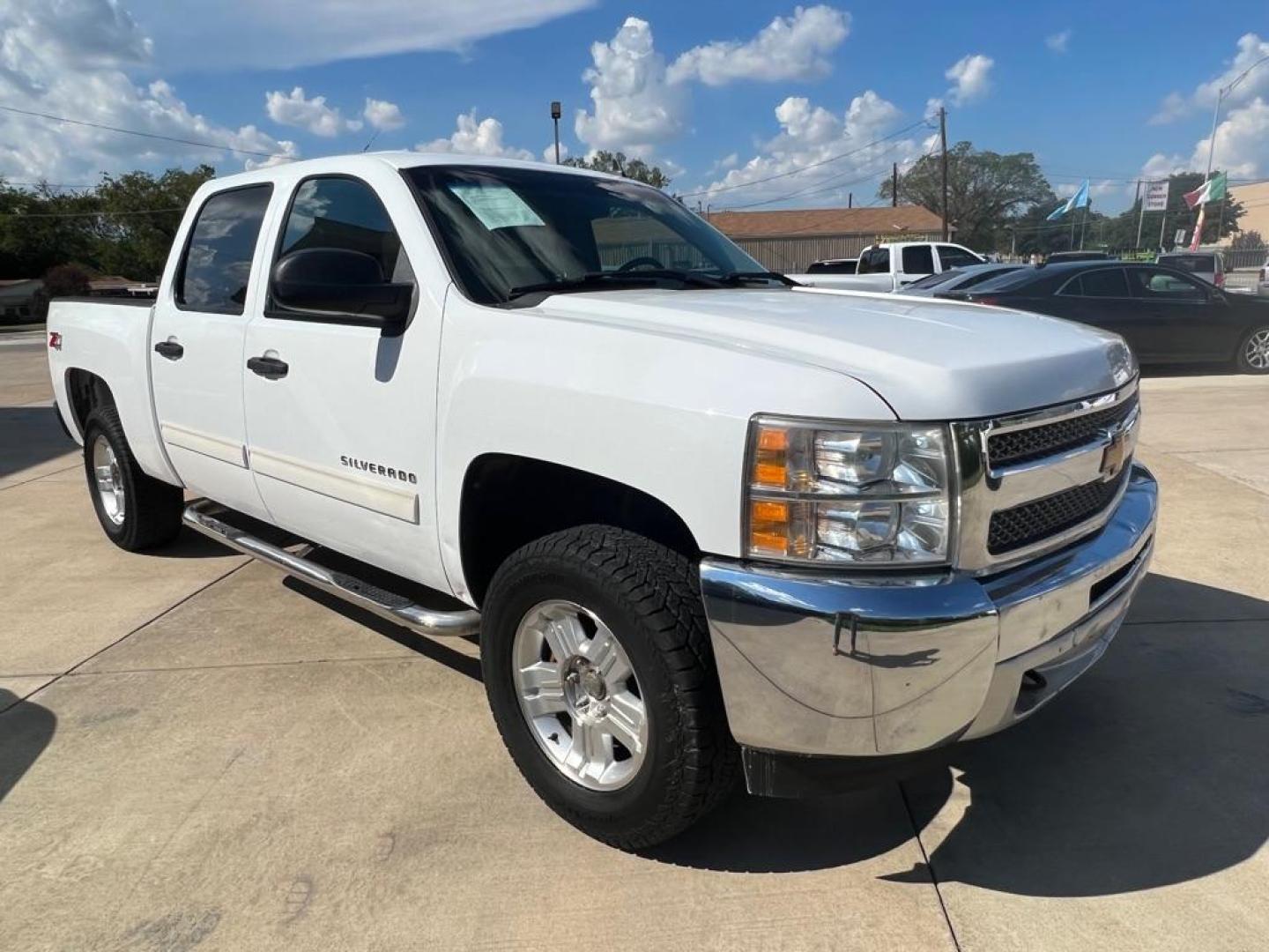 2012 WHITE CHEVROLET SILVERADO 1500 LT (3GCPKSE75CG) with an 5.3L engine, Automatic transmission, located at 4415 NE 28th St, Haltom City, TX, 76117, (817) 222-9334, 32.795322, -97.280937 - Photo#4