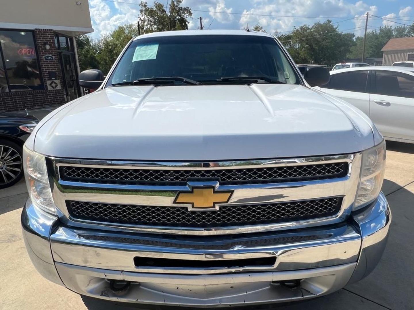 2012 WHITE CHEVROLET SILVERADO 1500 LT (3GCPKSE75CG) with an 5.3L engine, Automatic transmission, located at 4415 NE 28th St, Haltom City, TX, 76117, (817) 222-9334, 32.795322, -97.280937 - Photo#5