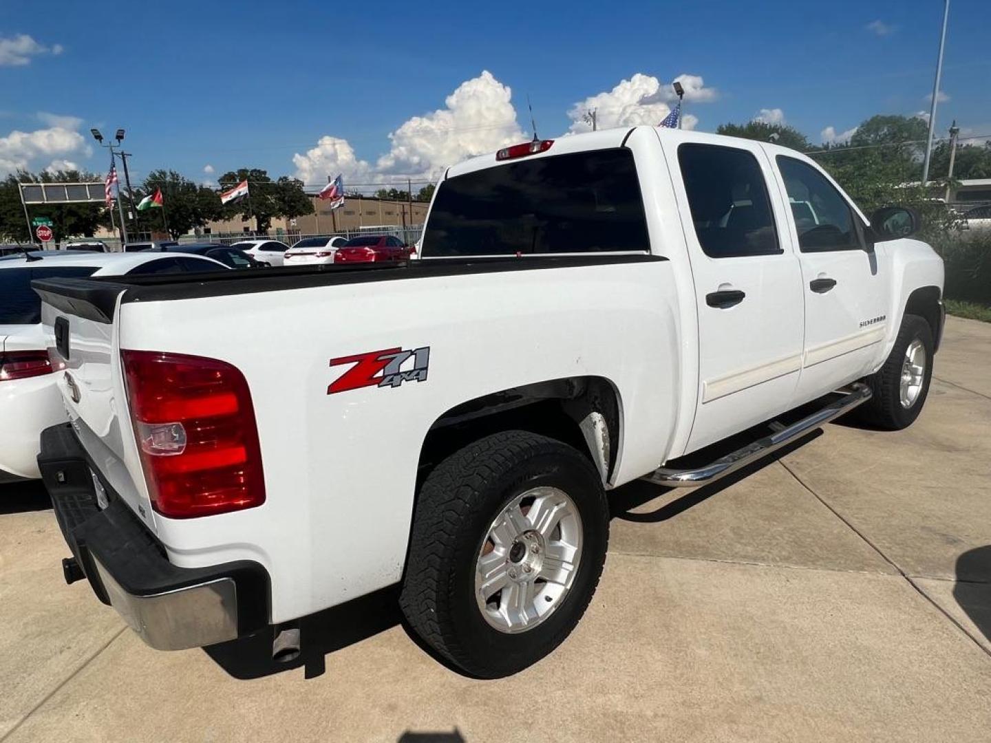 2012 WHITE CHEVROLET SILVERADO 1500 LT (3GCPKSE75CG) with an 5.3L engine, Automatic transmission, located at 4415 NE 28th St, Haltom City, TX, 76117, (817) 222-9334, 32.795322, -97.280937 - Photo#6