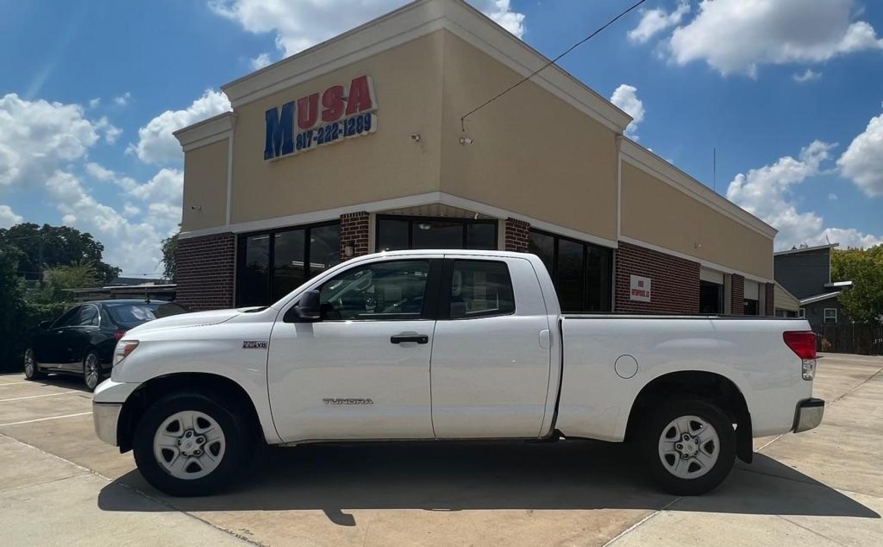 2011 WHITE TOYOTA TUNDRA DOUBLE CAB SR5 (5TFUW5F1XBX) with an 5.7L engine, Automatic transmission, located at 4415 NE 28th St, Haltom City, TX, 76117, (817) 222-9334, 32.795322, -97.280937 - Photo#0