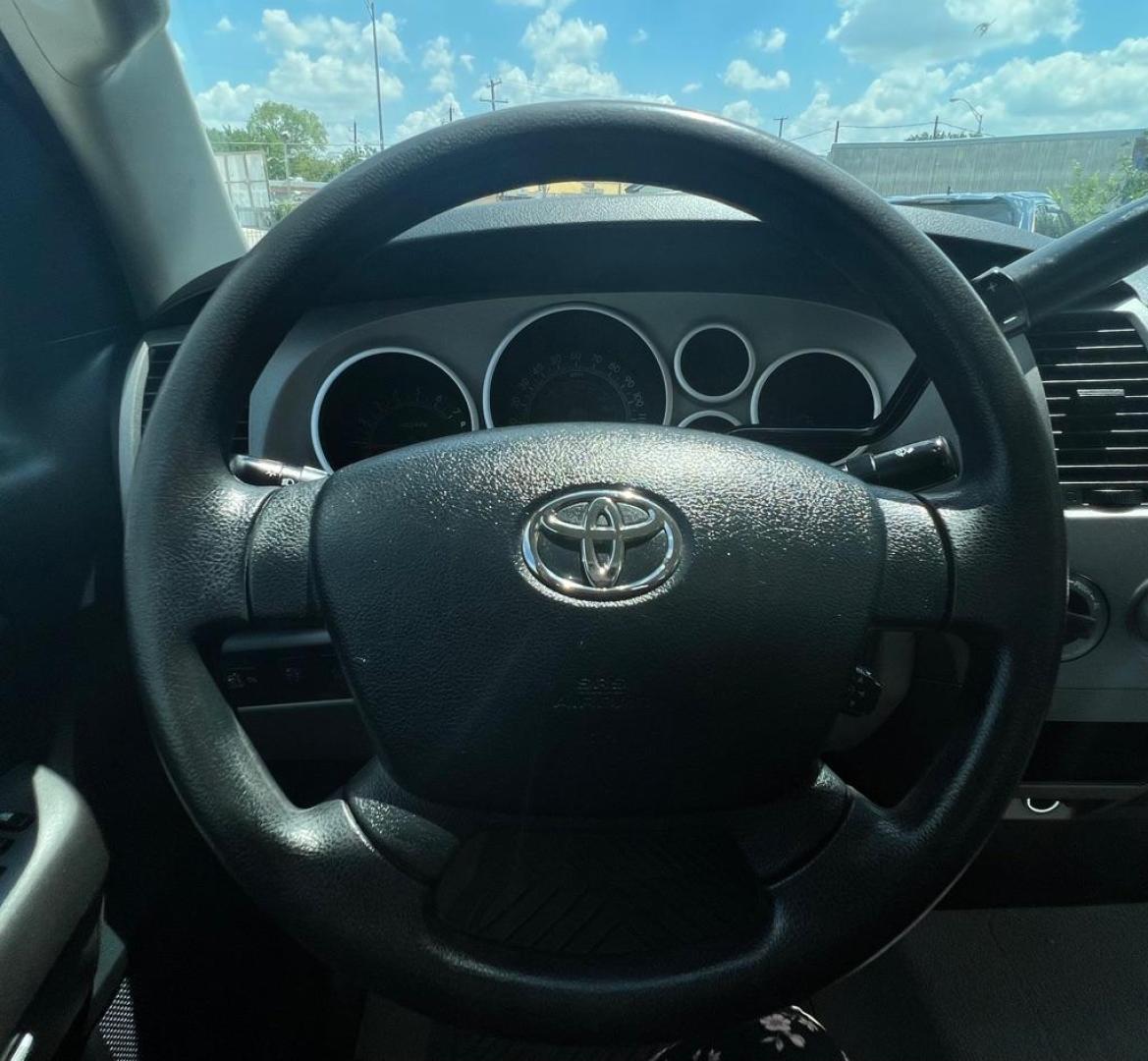 2011 WHITE TOYOTA TUNDRA DOUBLE CAB SR5 (5TFUW5F1XBX) with an 5.7L engine, Automatic transmission, located at 4415 NE 28th St, Haltom City, TX, 76117, (817) 222-9334, 32.795322, -97.280937 - Photo#9