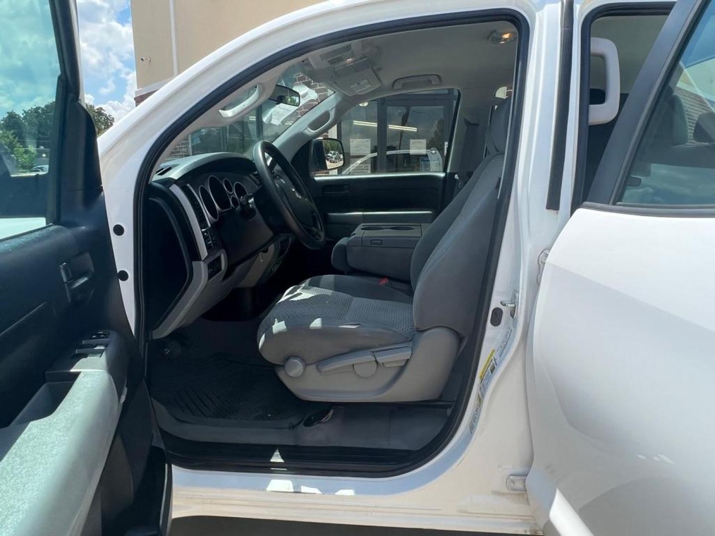 2011 WHITE TOYOTA TUNDRA DOUBLE CAB SR5 (5TFUW5F1XBX) with an 5.7L engine, Automatic transmission, located at 4415 NE 28th St, Haltom City, TX, 76117, (817) 222-9334, 32.795322, -97.280937 - Photo#11