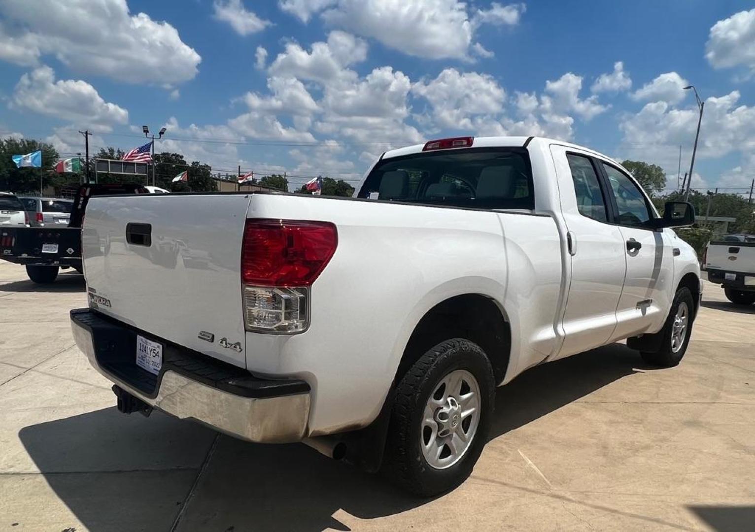 2011 WHITE TOYOTA TUNDRA DOUBLE CAB SR5 (5TFUW5F1XBX) with an 5.7L engine, Automatic transmission, located at 4415 NE 28th St, Haltom City, TX, 76117, (817) 222-9334, 32.795322, -97.280937 - Photo#3