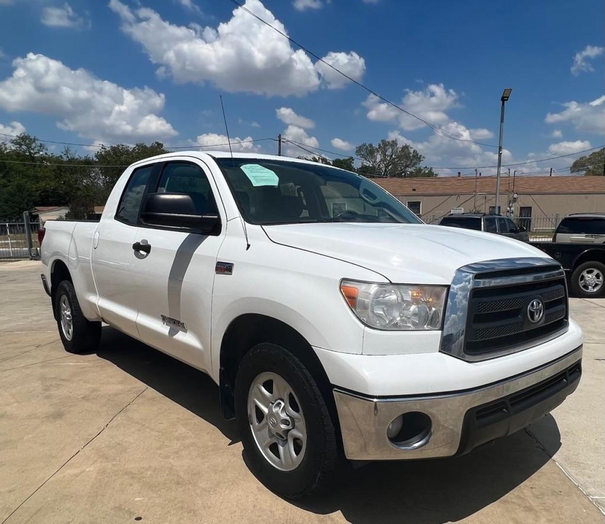 2011 WHITE TOYOTA TUNDRA DOUBLE CAB SR5 (5TFUW5F1XBX) with an 5.7L engine, Automatic transmission, located at 4415 NE 28th St, Haltom City, TX, 76117, (817) 222-9334, 32.795322, -97.280937 - Photo#5