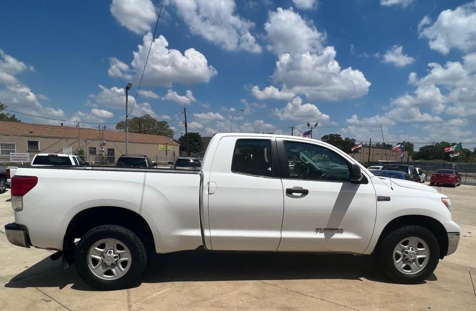 2011 WHITE TOYOTA TUNDRA DOUBLE CAB SR5 (5TFUW5F1XBX) with an 5.7L engine, Automatic transmission, located at 4415 NE 28th St, Haltom City, TX, 76117, (817) 222-9334, 32.795322, -97.280937 - Photo#7